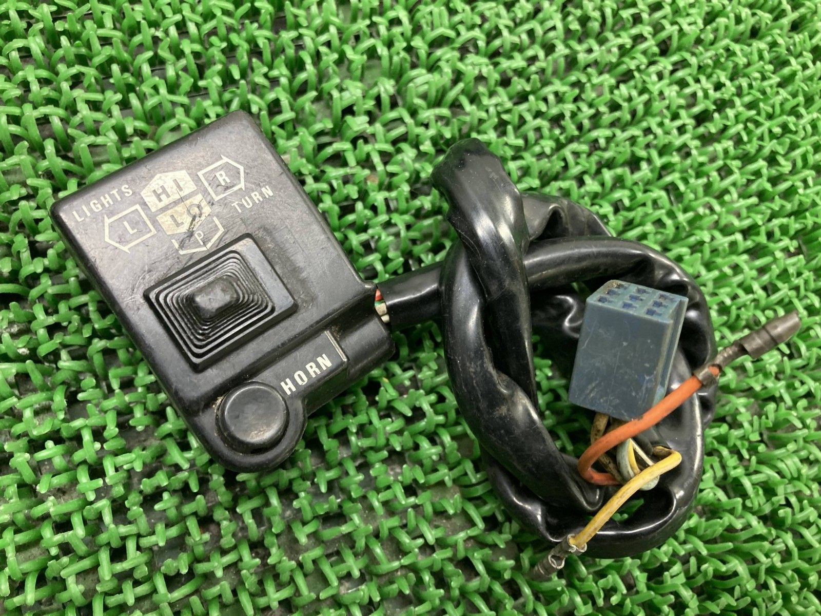GSX1100Sカタナ ハンドルスイッチ 左前 スズキ 純正 バイク 部品 GS110X 刀 KATANA スイッチボックス 割れ欠け無し 品薄 uJ