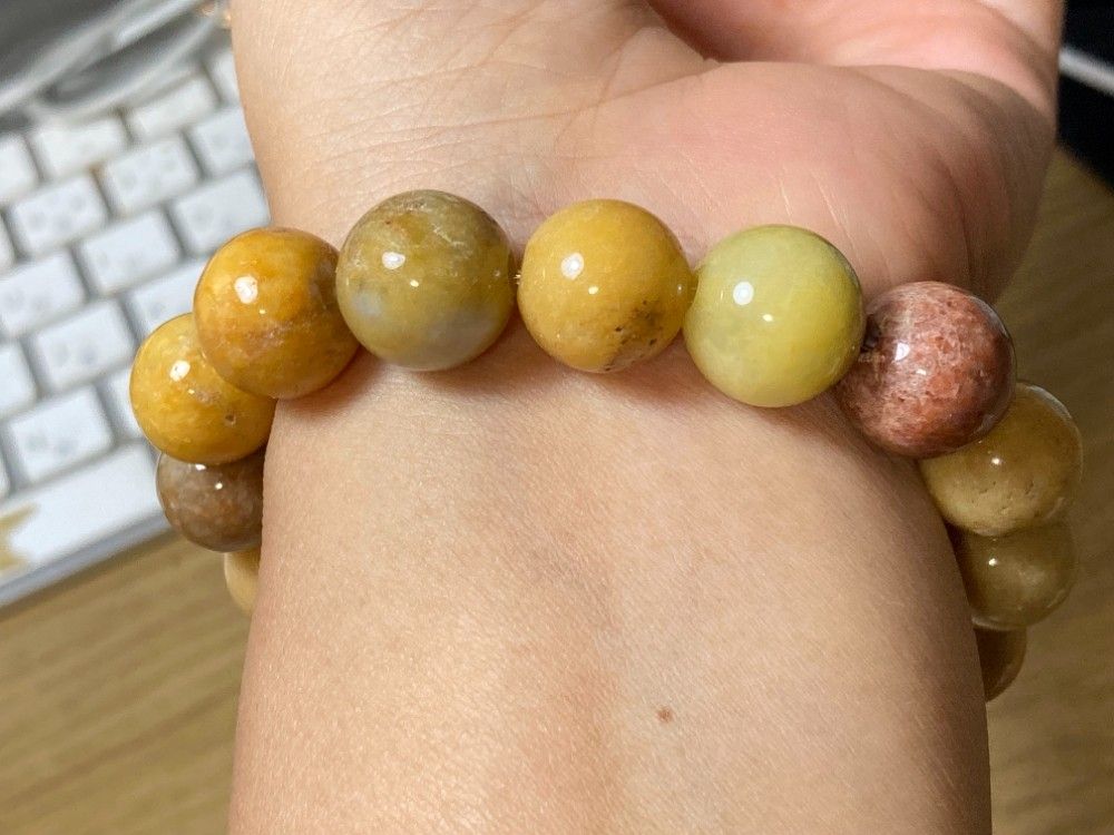 ミャンマー産本翡翠　個性的、『鶏油黄』黄翡翠金銭福字彫リブレスレット　鑑定書付き ミャンマー産本翡翠 個性的、『鶏油黄』黄翡翠金銭福字彫リ