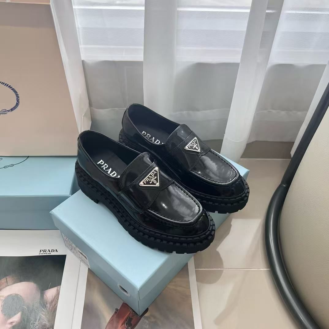 人気沸騰 プラダ Prada のブラック厚底ローファー 通勤やお出かけに最適な最新モデル 22 22.5 23 23.5 24 24.5 25