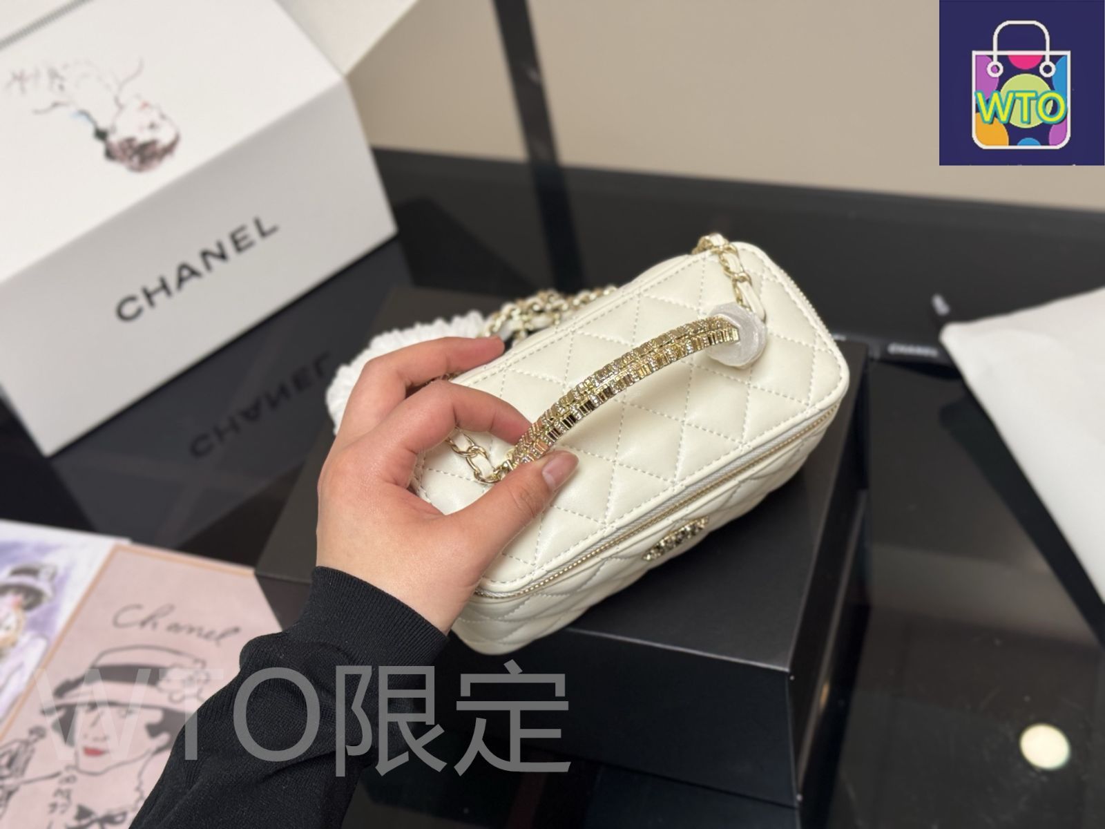 シャネル　コスメ　ボックス NEW Chanel Crossbody Bag Holiday 2023 Beauty Cosmetic Bag