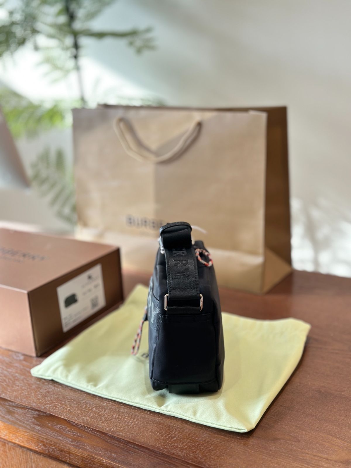 Burberry 8103506C1740 関税送料込 今日特価】Burberry ナイロン カメラバッグ 23cm-WTO輸入 - メルカリ