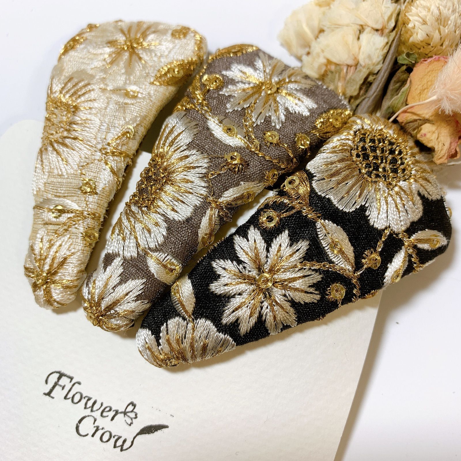 インド刺繍リボン花柄7cm三角パッチンピン（ブラック/グレージュ