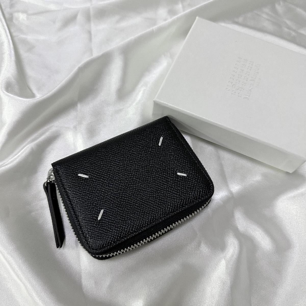 美品　メゾンマルジェラ　二つ折り財布　小銭入れ　コンパクト　シボ革　ステッチ 美品メゾンマルジェラ二つ折り財布小銭入れコンパクトシボ革ステッチ
