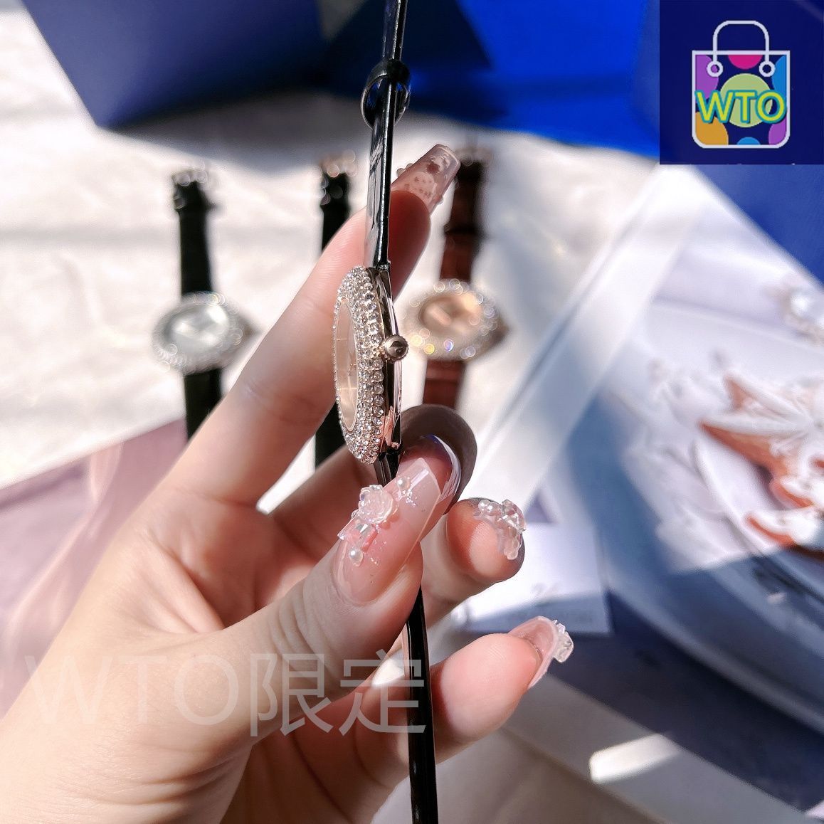 今日特価】SWAROVSKI スワロフスキー 輝きのクォーツ腕時計 4 色