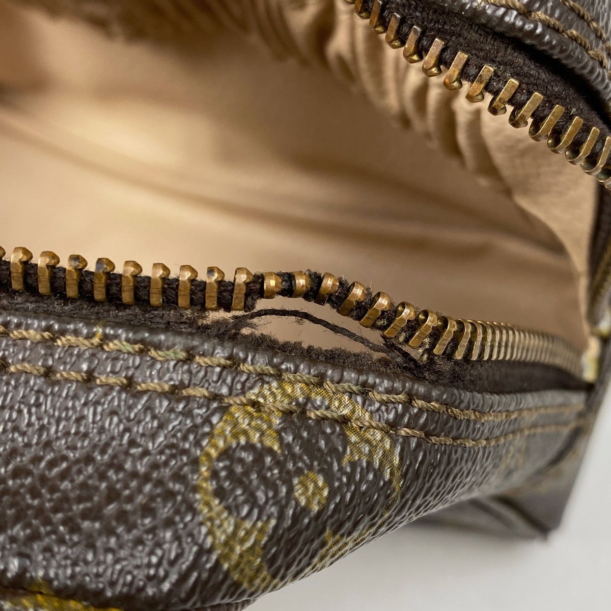 楽天市場】【ランクB】LOUIS VUITTON ルイヴィトン M47524 トゥルース トワレット 23 コスメポーチ セカンドバッグ クラッチバッグ  モノグラム ブラウン PVC ゴールド金具 ファスナー開閉式 レディース メンズ 中古 質屋 かんてい局金沢バイパス店 B24-1060 : 質屋  かん 