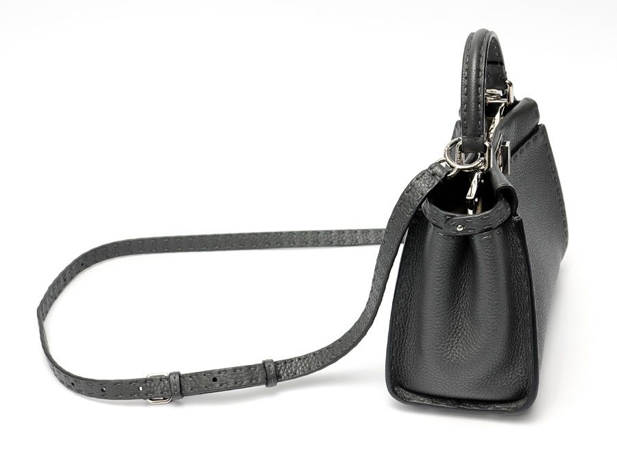 FENDI シルバー スクエア型ピアス 箱付き ル 年末のプロモーション FENDI ピアス シルバー 箱付き