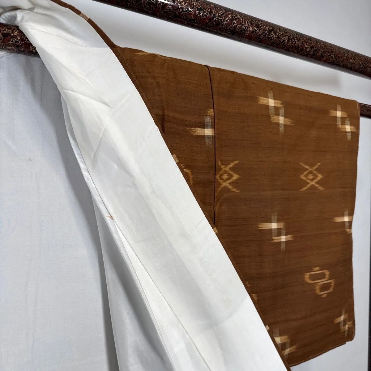 しつけ付　超美品　重要無形文化財 本場　久米島紬　着物　絣　焦茶　162 重要無形文化財【本場久米島紬】 沖縄が誇る『染織美術品