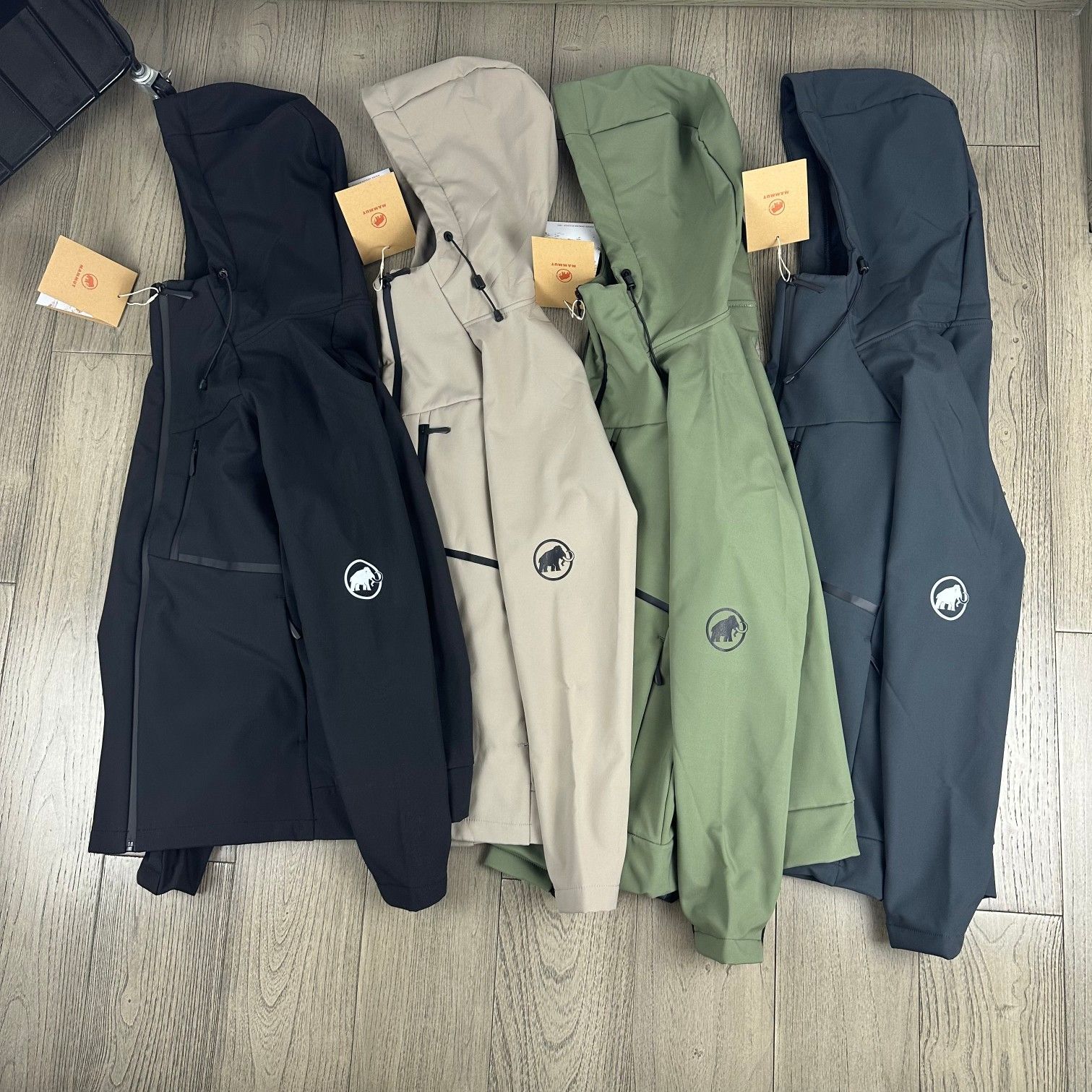 MAMMUT 秋と冬の男性と女性のカップルモデル屋外防風防水摩耗パッド入りソフトシェルフードジャケット