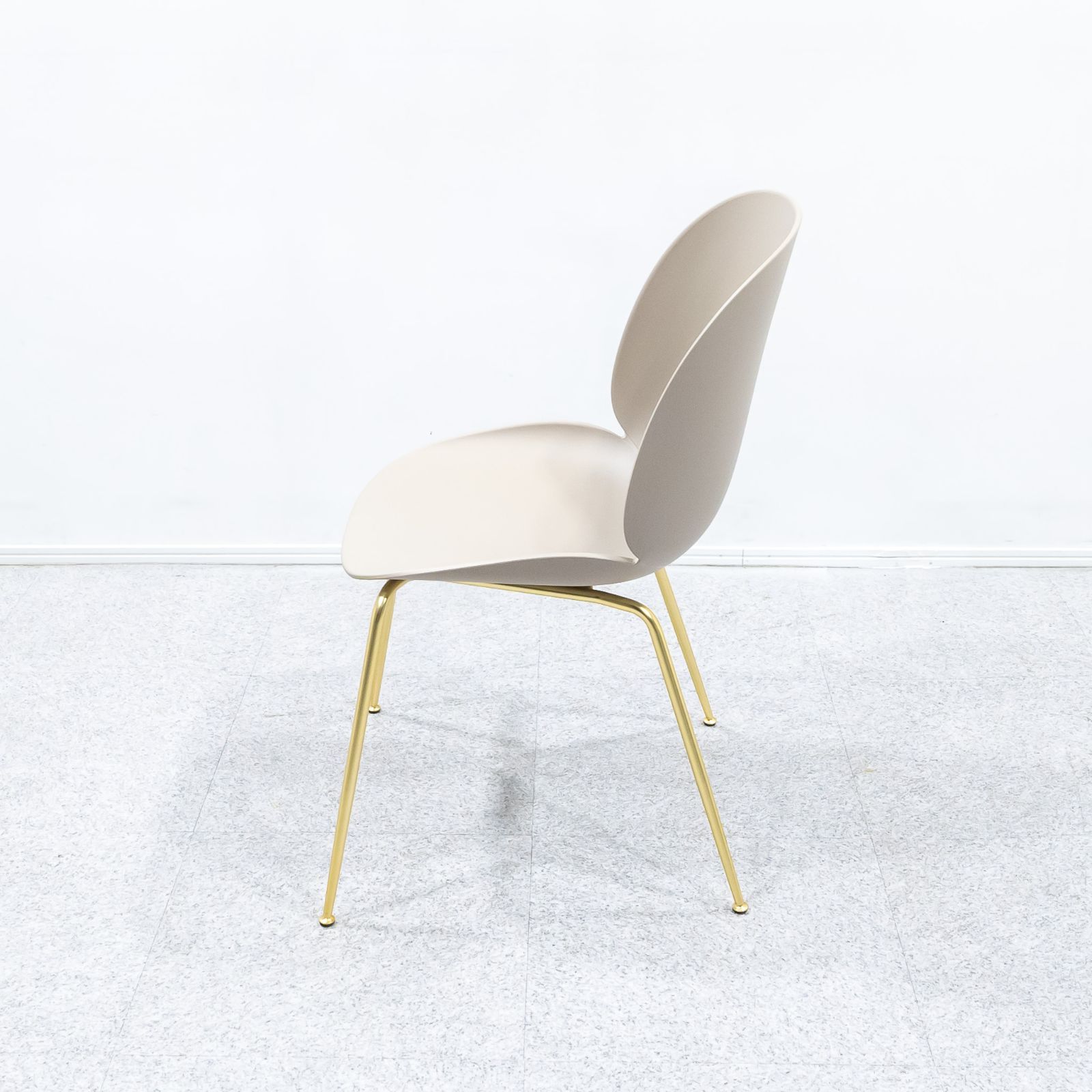 展示品】GUBI グビ Beetle Dining Chair ビートル ダイニング 展示品】GUBI グビ Beetle Dining Chair ビートル ダイニング