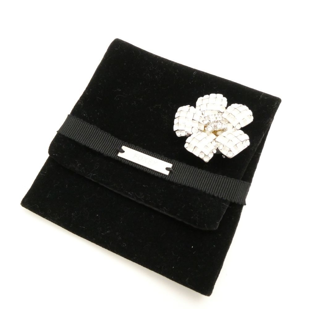 美品 FOXEY フォクシー Fleur ホワイト ブローチ ライトストーン
