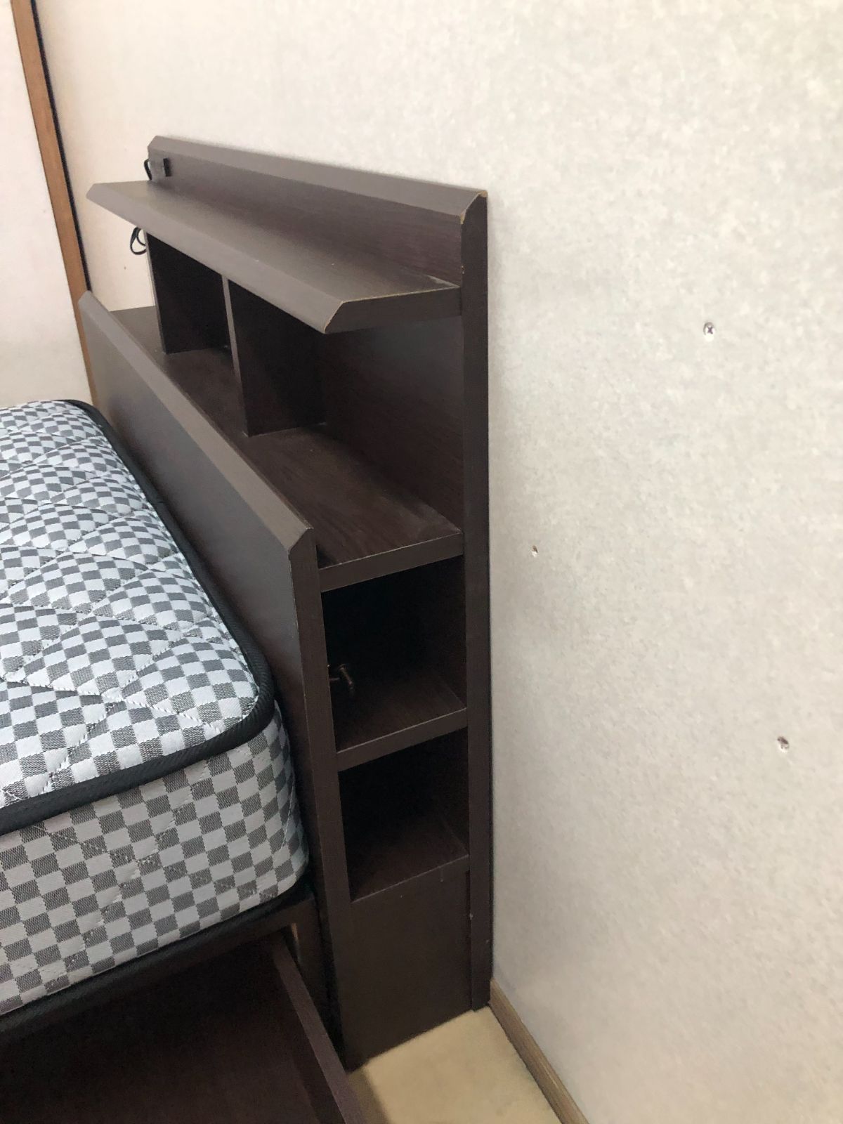 送料無料【収納付・マットレスセット】マナベ シングル 宮棚