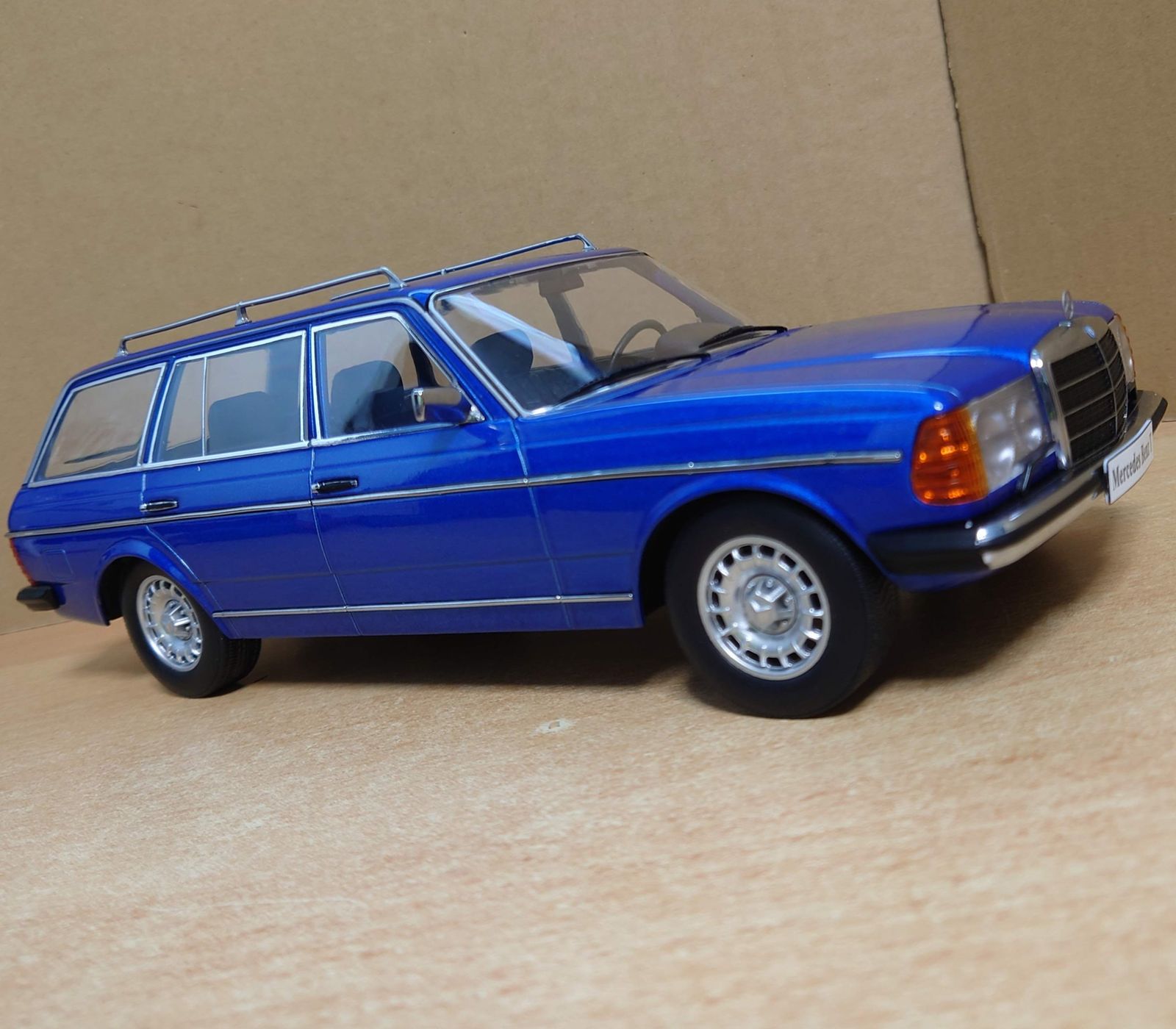1/18 メルセデス S123 Tモデル 1978ダークブルー KKscale製 1/18 メルセデス S123 Tモデル 1978ダークブルー KKscale製