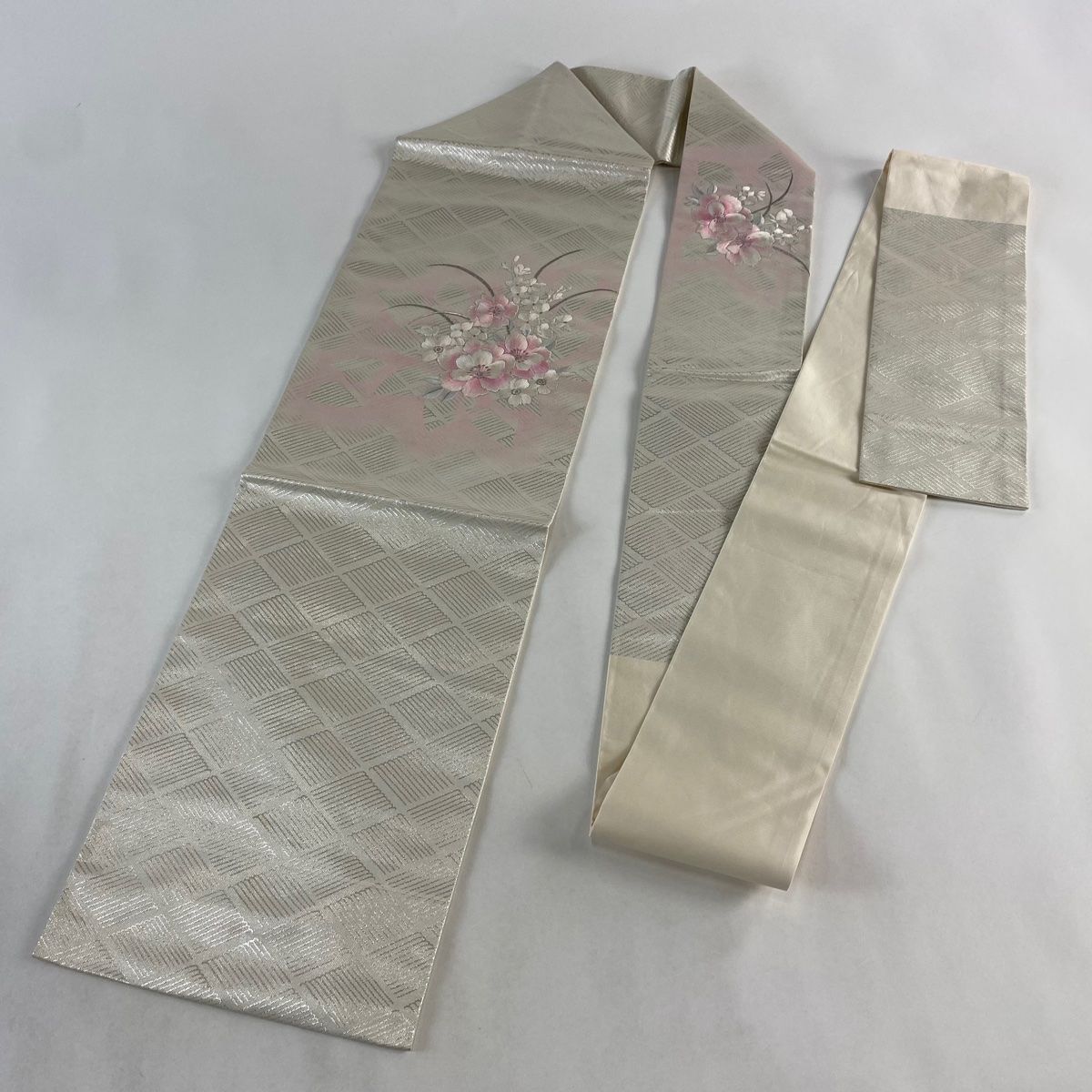 名古屋帯 優品 草花 刺繍 銀糸 銀色 正絹 【中古】 - メルカリ 名古屋帯 優品 草花 刺繍 銀糸 銀色 正絹 【中古】 - メルカリ