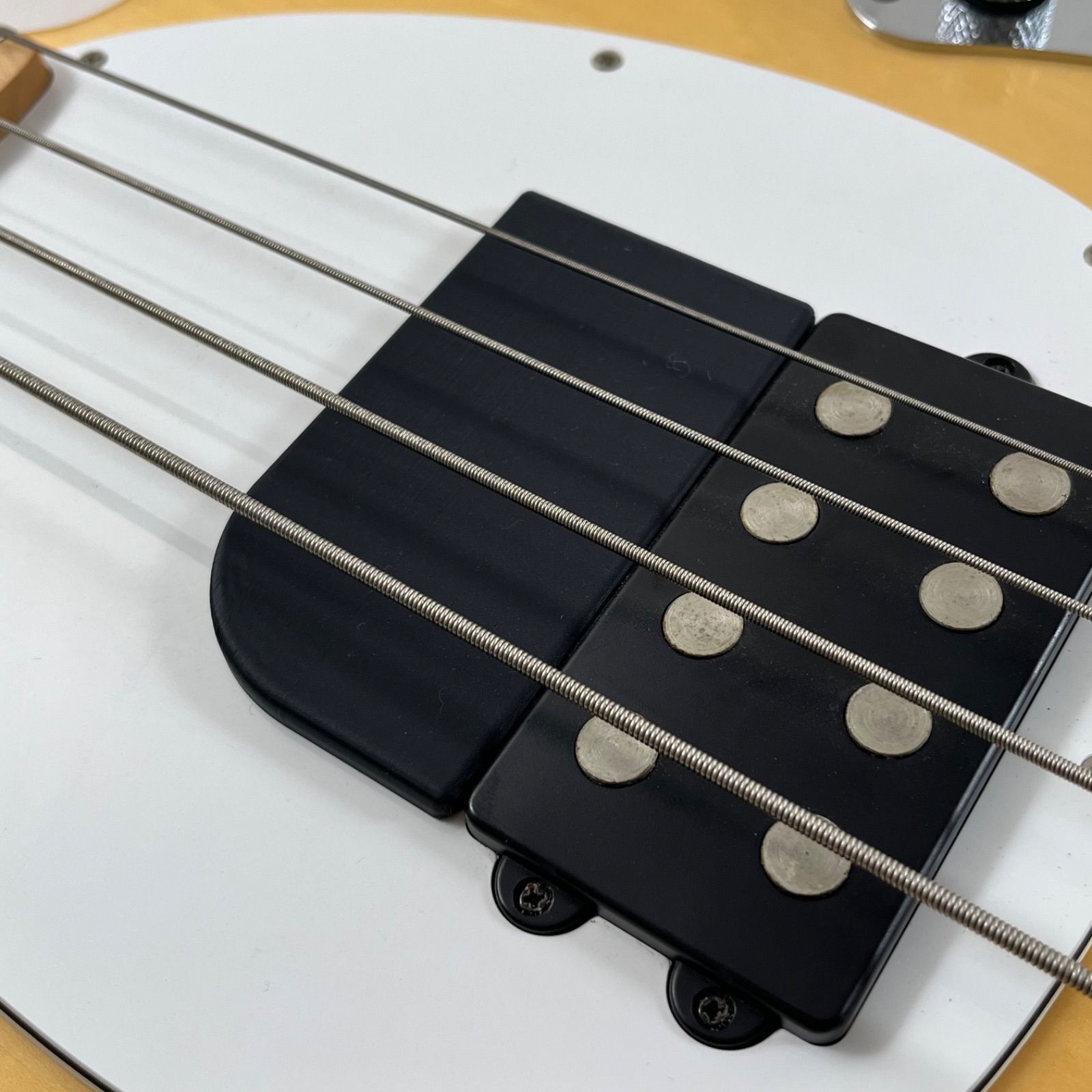 高さ調整可能なフィンガーランプ - MUSICMAN StingRayタイプ用 角なし