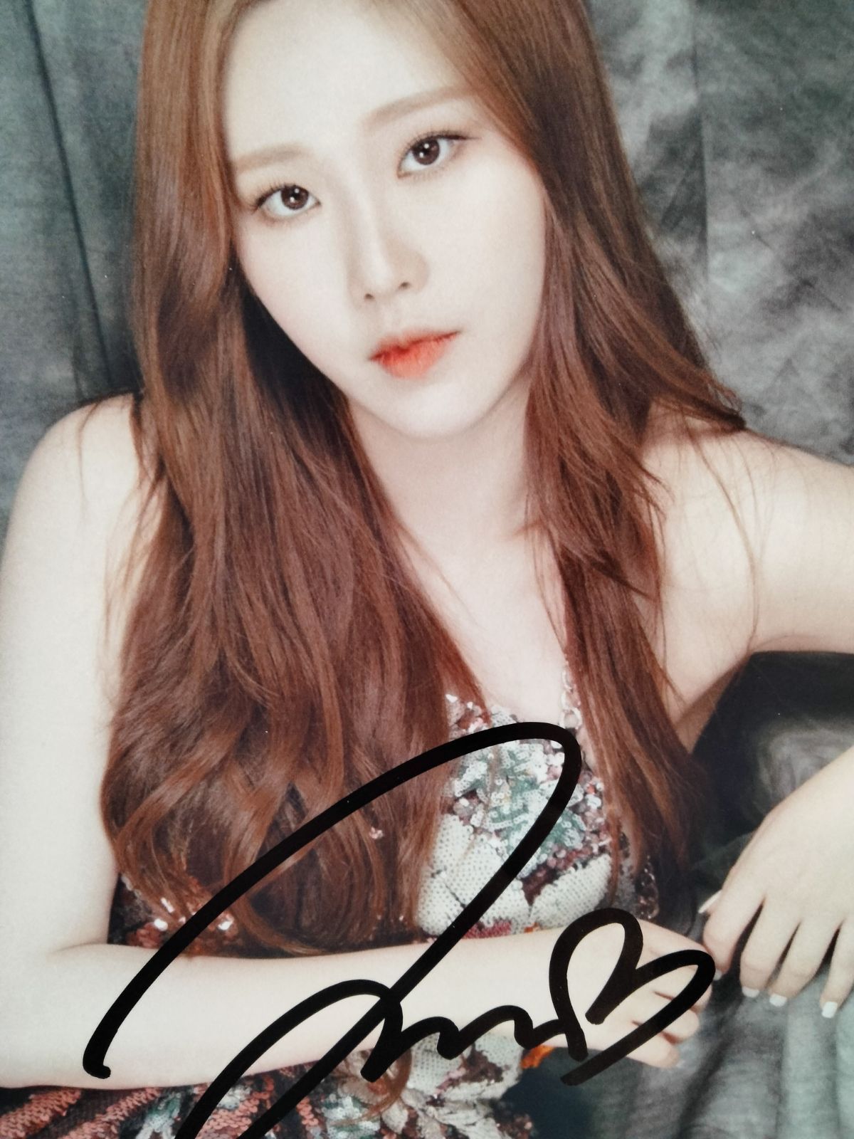 ナヨン直筆サイン入り2Lサイズ写真‥TWICE…Na-Yeon - メルカリ