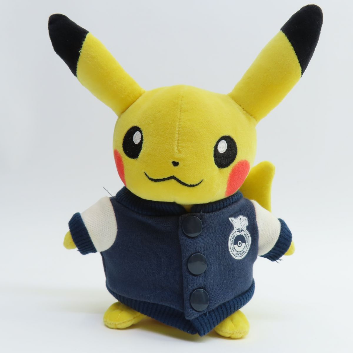 ポケモンセンター ピカチュウ カレッジロゴ スタジャン (ブルー ポケモンセンター ピカチュウ カレッジロゴ スタジャン (ブルー