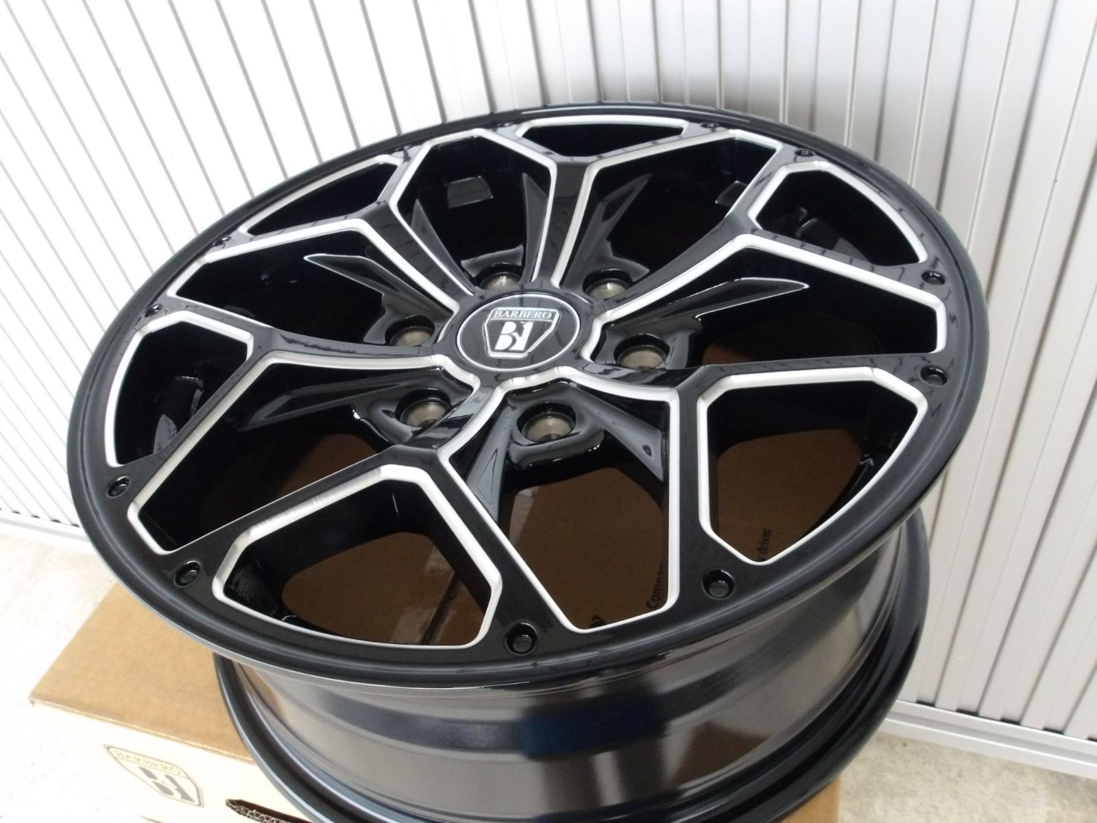 特価価格 ハイエース200 17インチ 4本SET BARBER S 