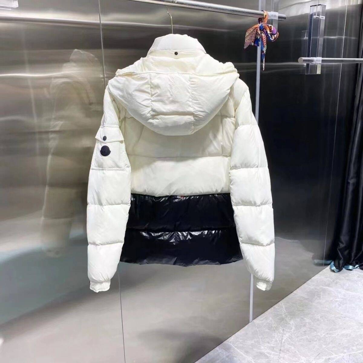 【2色   新品】 MONCLER   モンクレール    ダウンジャケット  男女同型