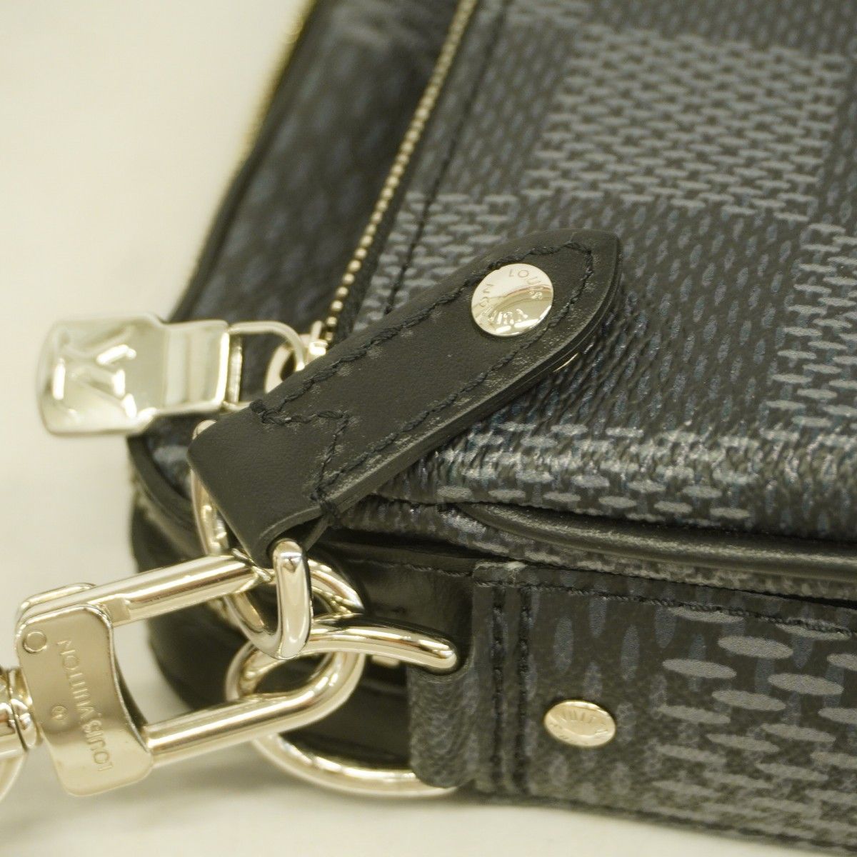 ルイヴィトン ダミエグラフィット ショルダーバッグ ルイヴィトン LOUIS VUITTON ダミエ グラフィット トリオ