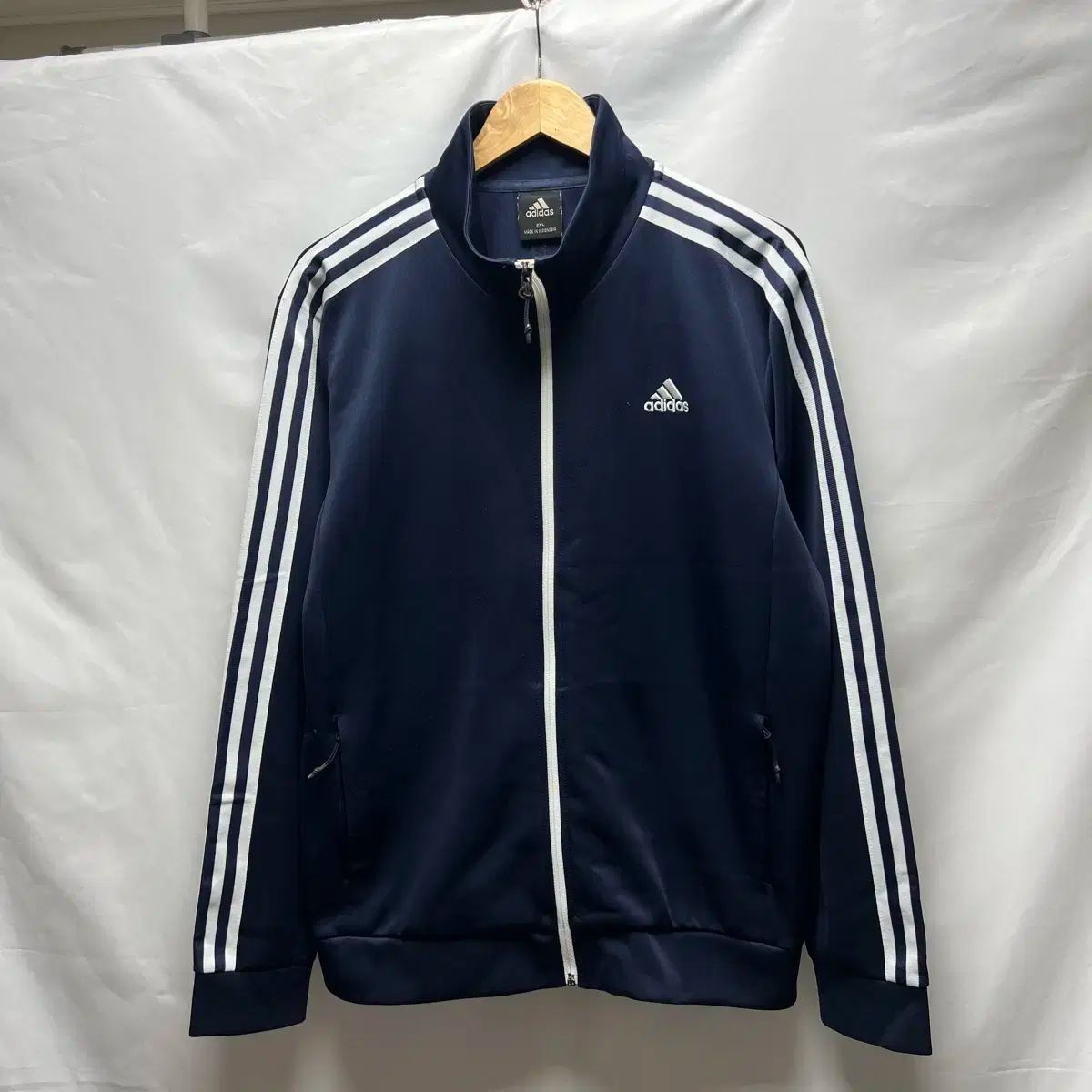 【美品】 adidas トラックジャケット ネイビー ヨーロッパTT 2XL 人気色】adidas ヨーロッパTT 刺繍 トラックジャケット L