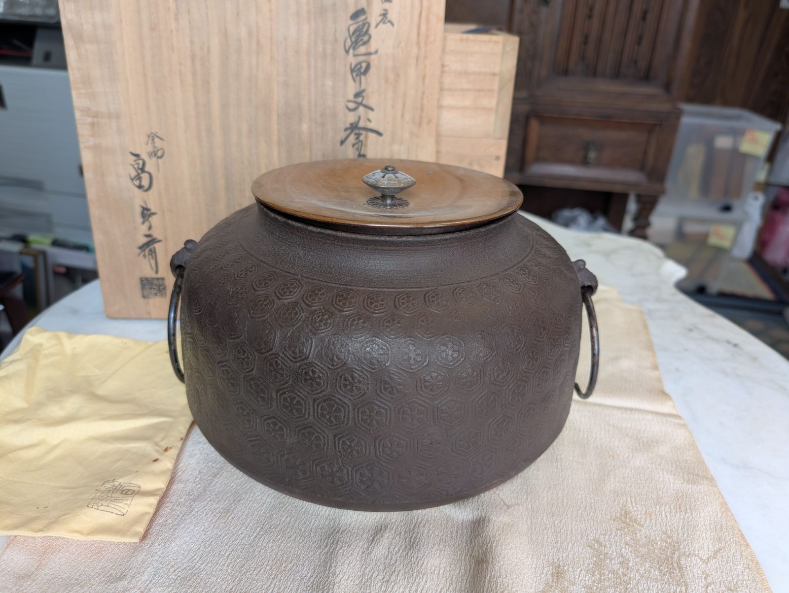 【爆買い！】 口伝 亀甲文釜 初代畠春斎 共箱 - メルカリ 金属工芸