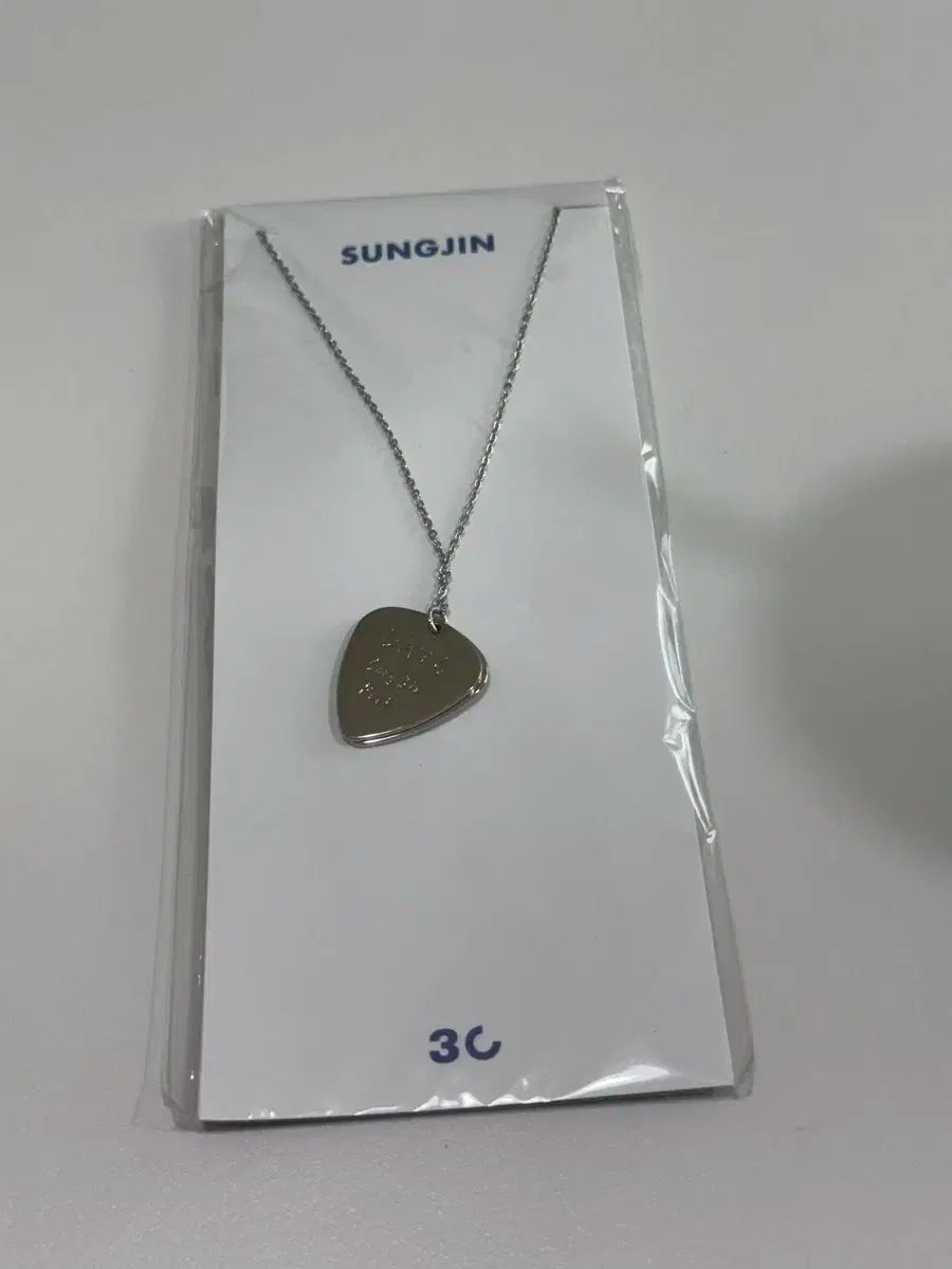 RUNSEOKJIN コヤン ギター ネックレス 新品 未開封 RUNSEOKJIN コヤン ギター ネックレス 新品 未開封｜Yahoo