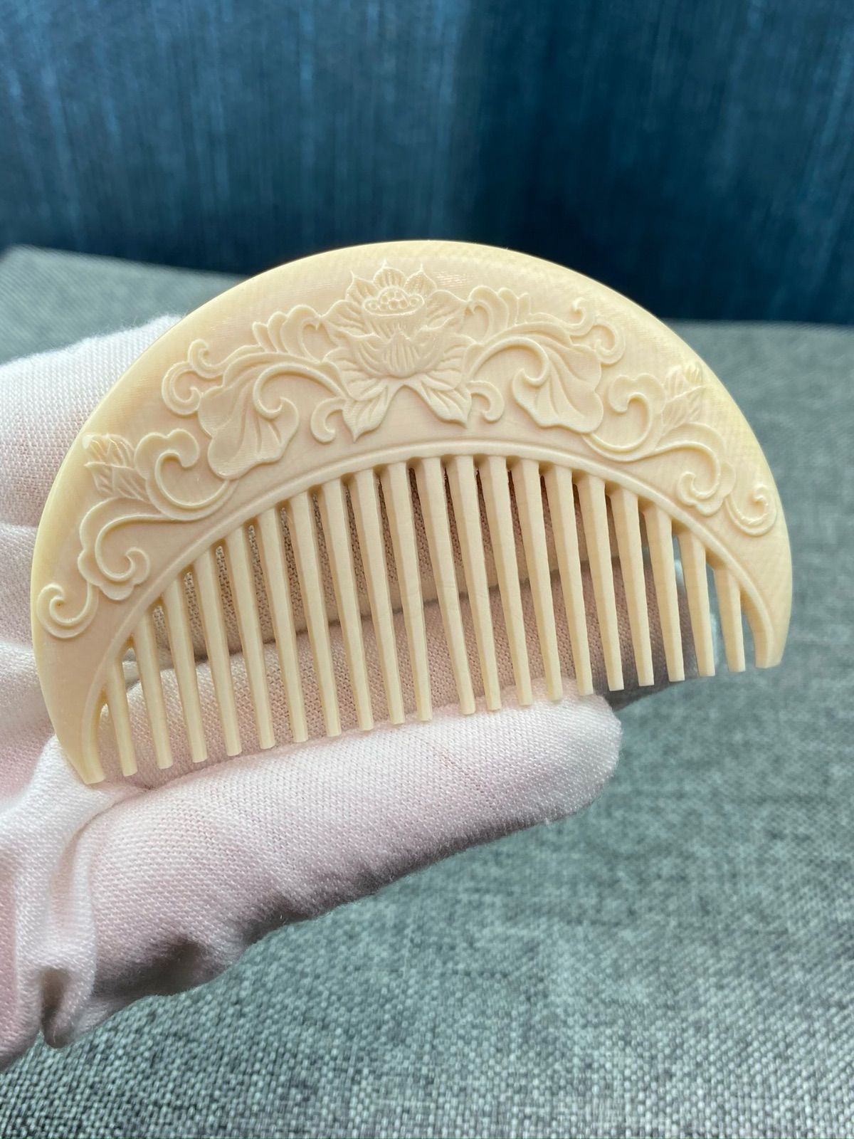 天然マンモス牙美しい手作り彫刻 一櫛百順 髪櫛(21g) 天然マンモス牙美しい手作り彫刻 一櫛百順 髪櫛(21g) - メルカリ