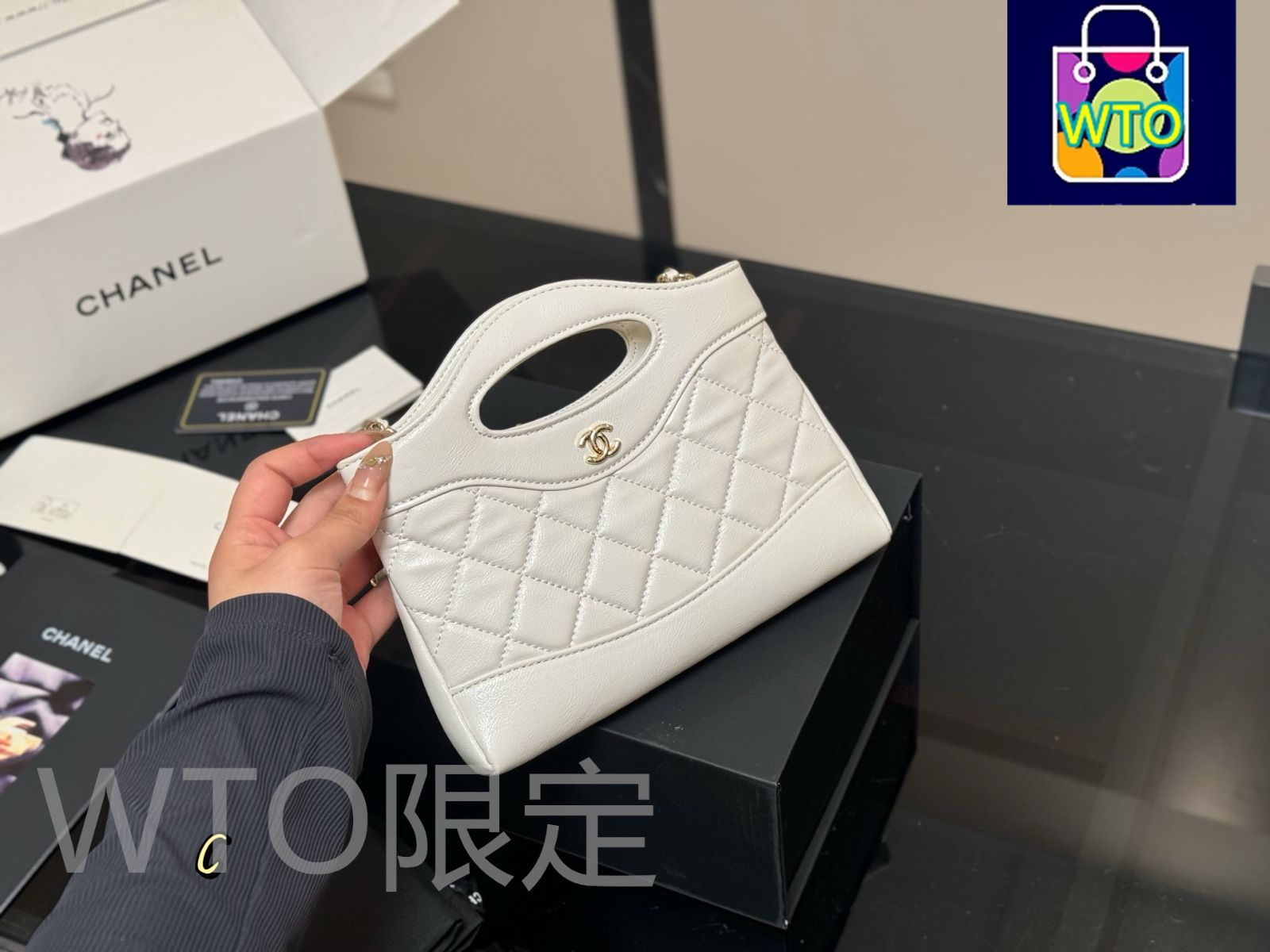 シャネル 23P 大CCロゴ ヴィンテージ風ミニバッグ シャネルクラシックバッグのサイズ比較｜SPOTLIGHT｜VINTAGE QOO