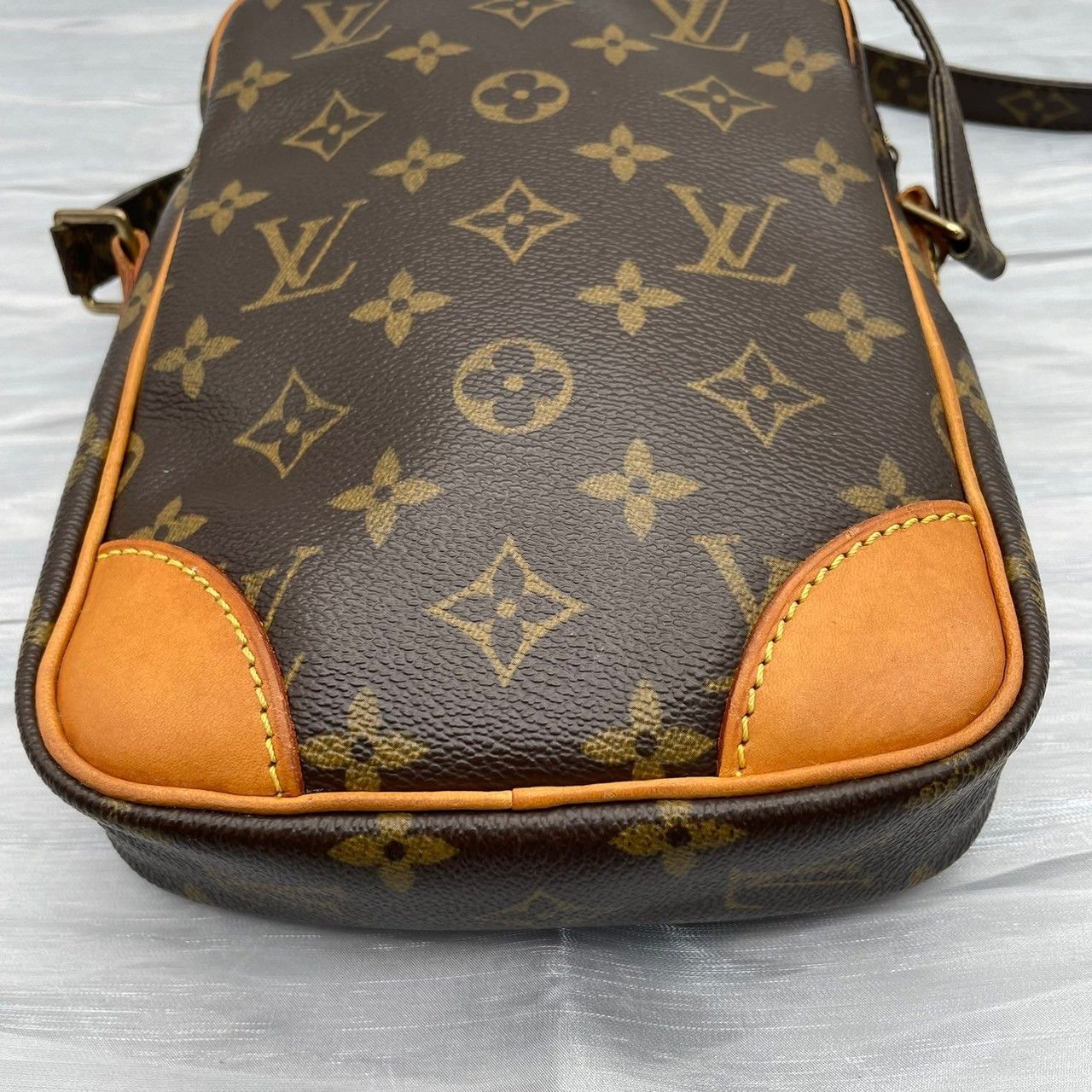 美品 LOUIS VUITTON ルイヴィトン ダヌーブ モノグラム M45266 ショルダーバッグ ポーチ 人気 定番 - メルカリ