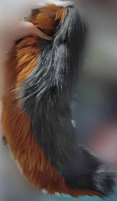グレー