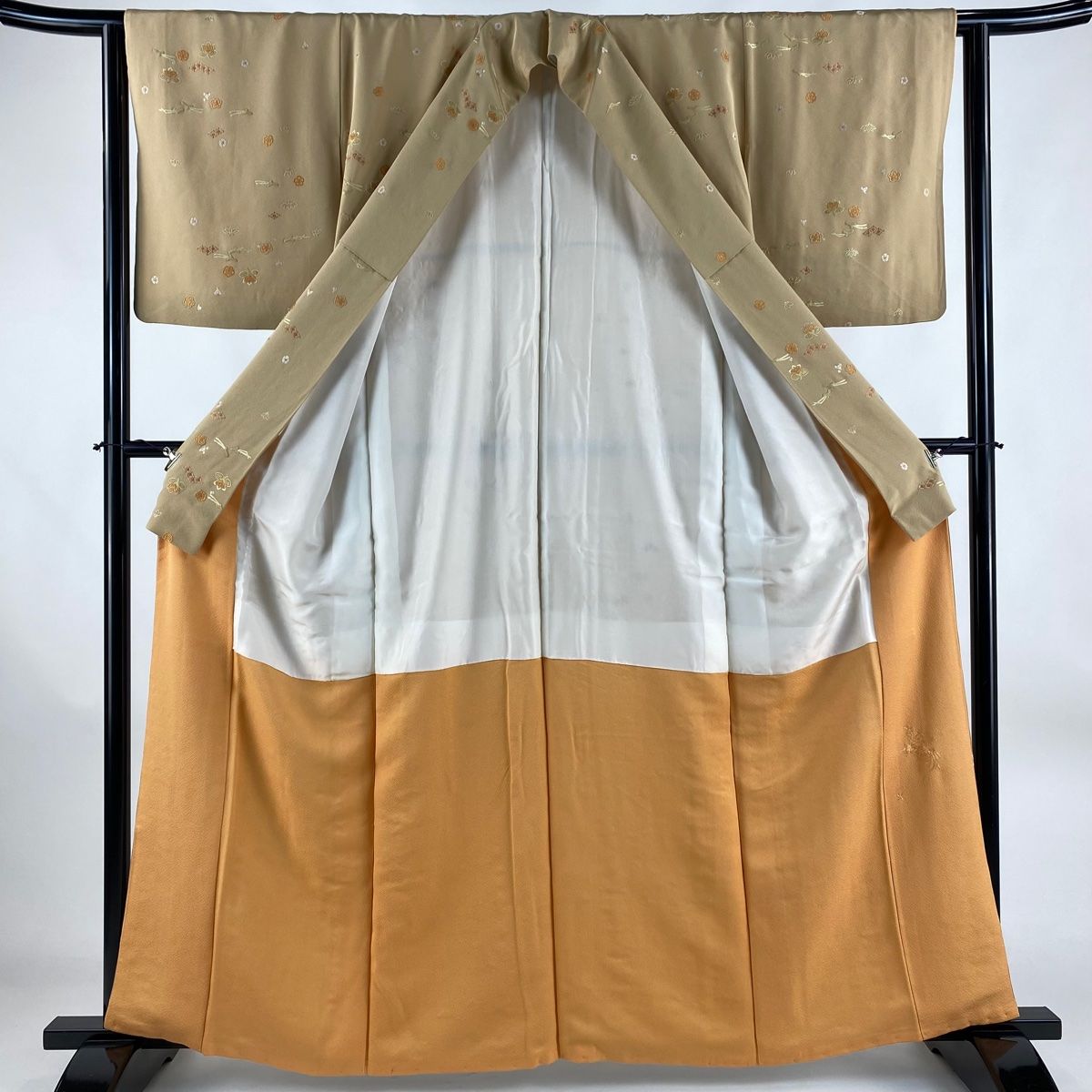 小紋 身丈160cm 裄丈62.5cm S 袷 草花 松竹梅 刺繍 薄茶色 正絹 美品  