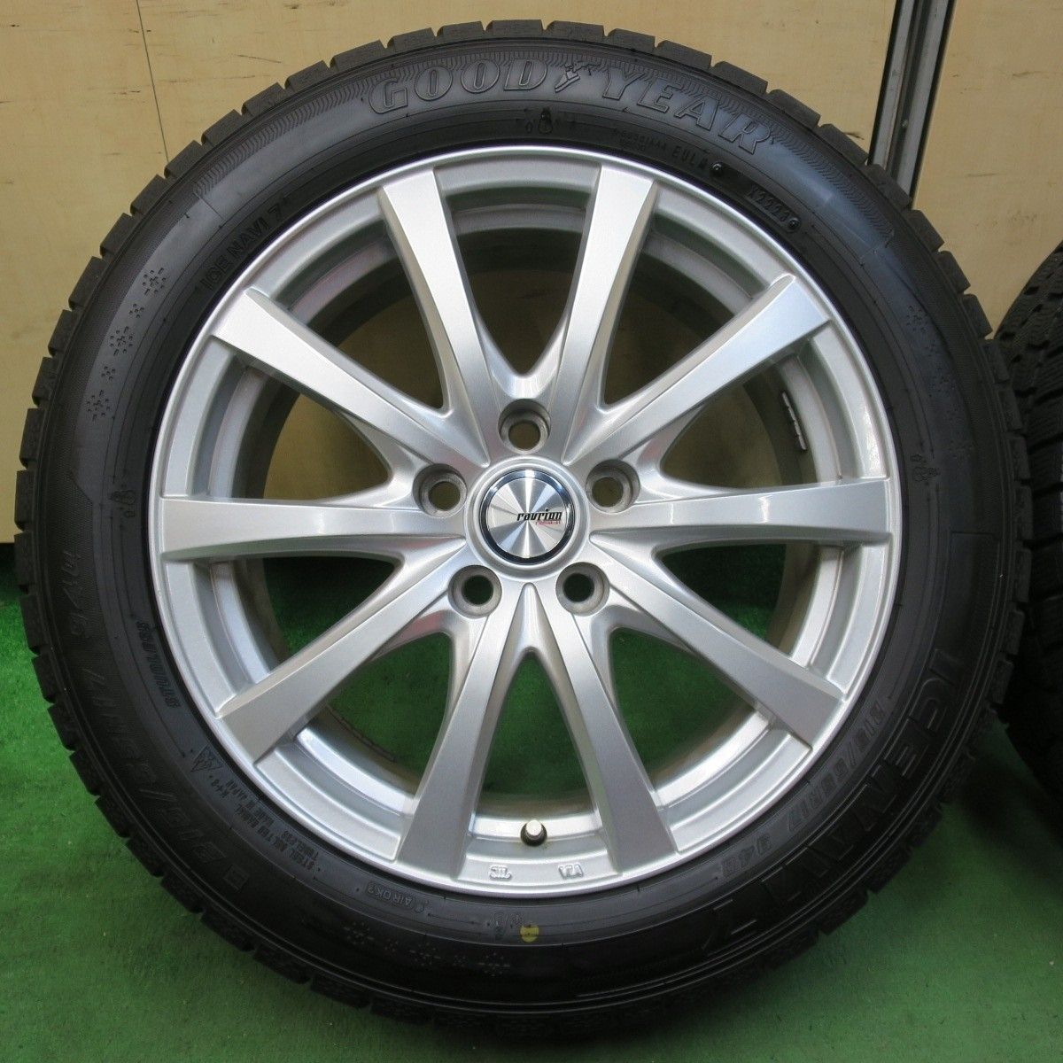 バリ溝！23年！キレイ！9.5分☆スタッドレス 215/55R17