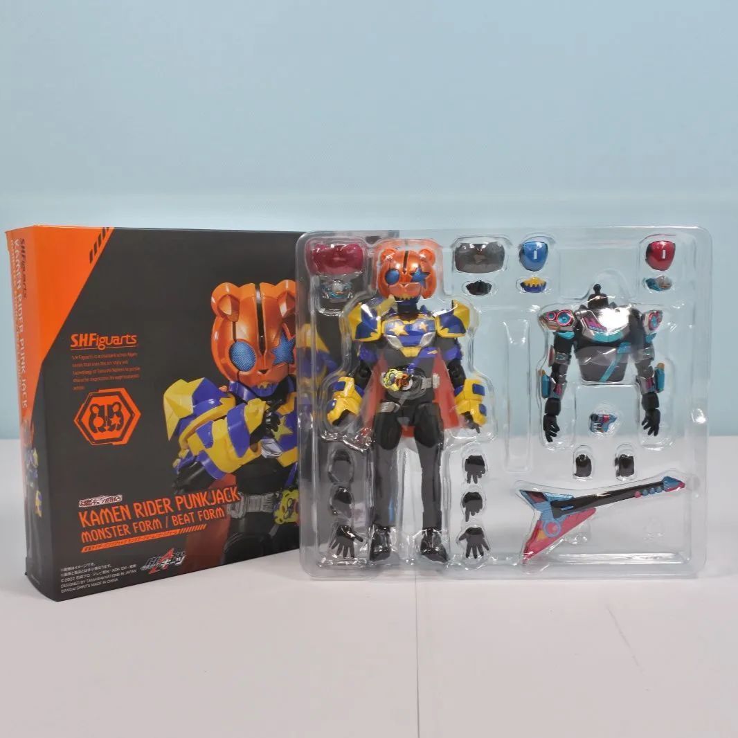仮面ライダーギーツ・パンクジャック フィギュアセット 仮面ライダーギーツ』上下モンスター装備になった仮面ライダー