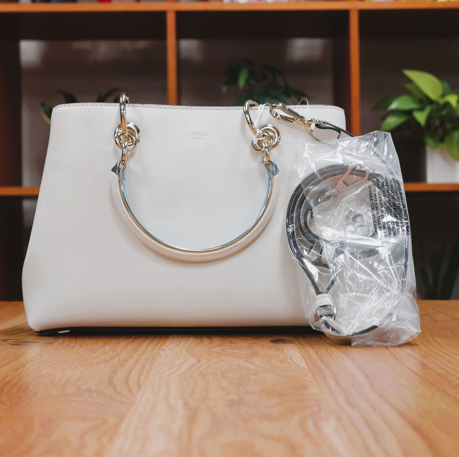 ヨーロッパ買付/新品/未使用】Jimmy Choo ジミーチュウ ☆ ボンボン ヨーロッパ買付/新品/未使用】Jimmy Choo ジミーチュウ ☆ ボンボン