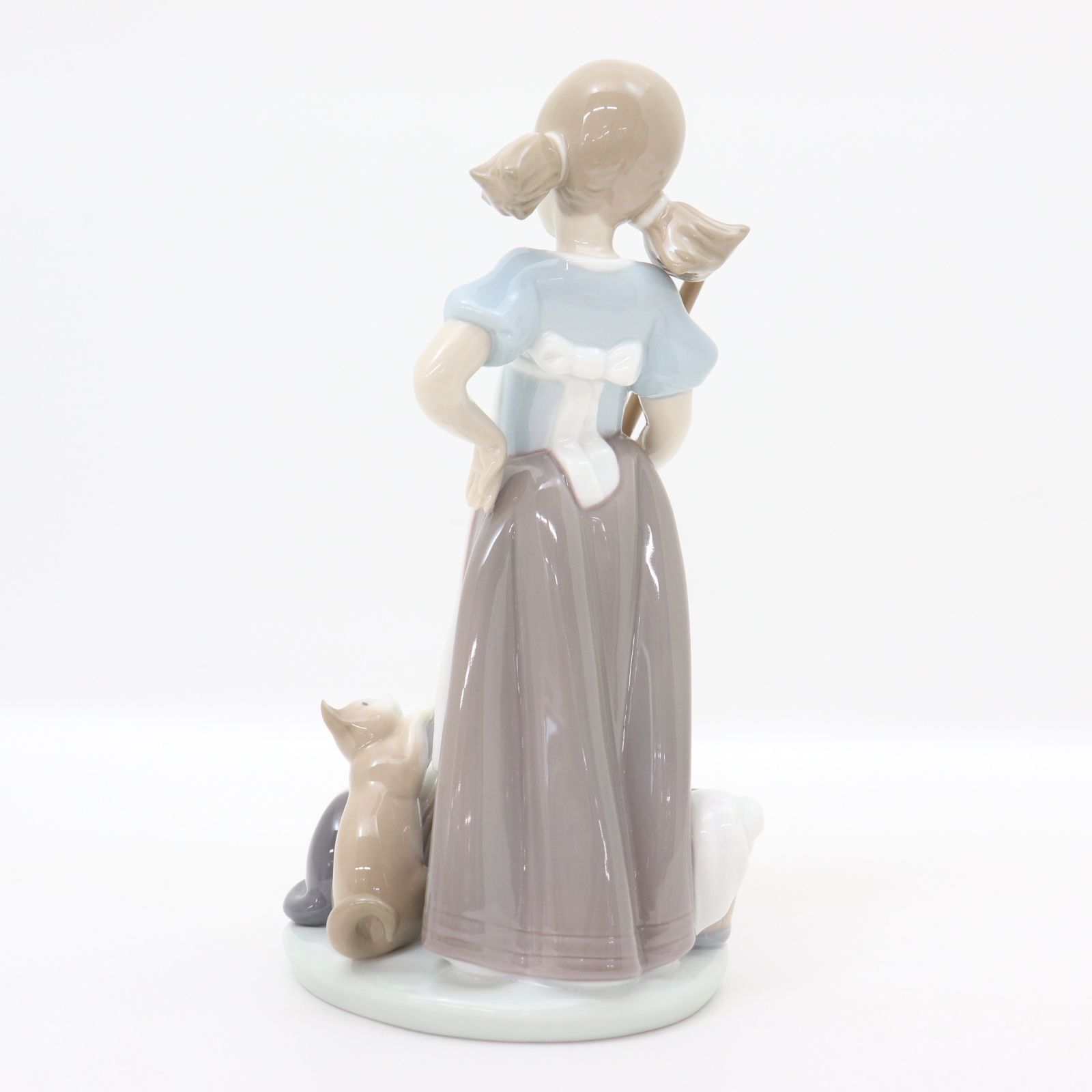 IT2Y6PP4KDN4 LLADRO リヤドロ いたずらな子猫と子猫をエプロン