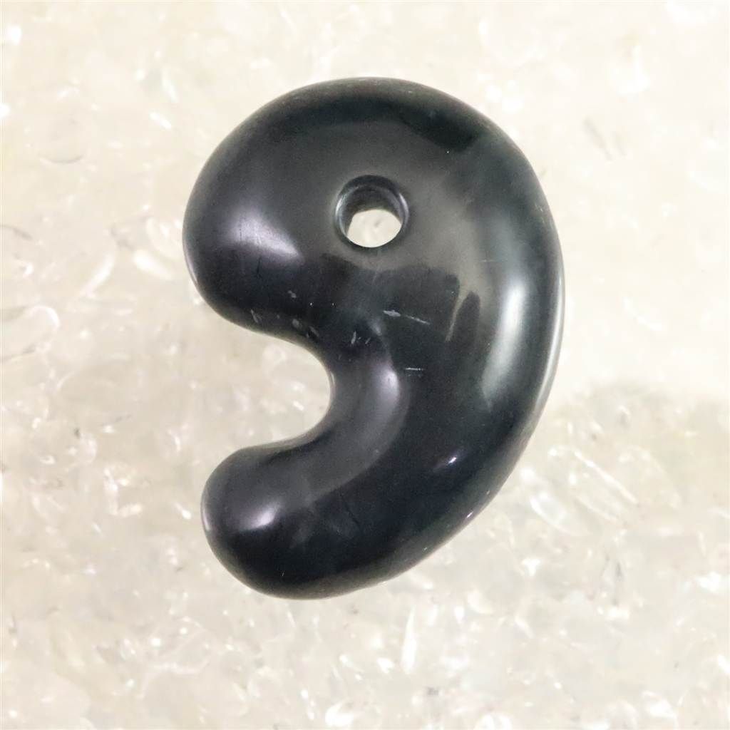 神居古潭石 （カムイ・コタン） 34mm 勾玉 証明書付 15.04g 【榎本通商87532】
