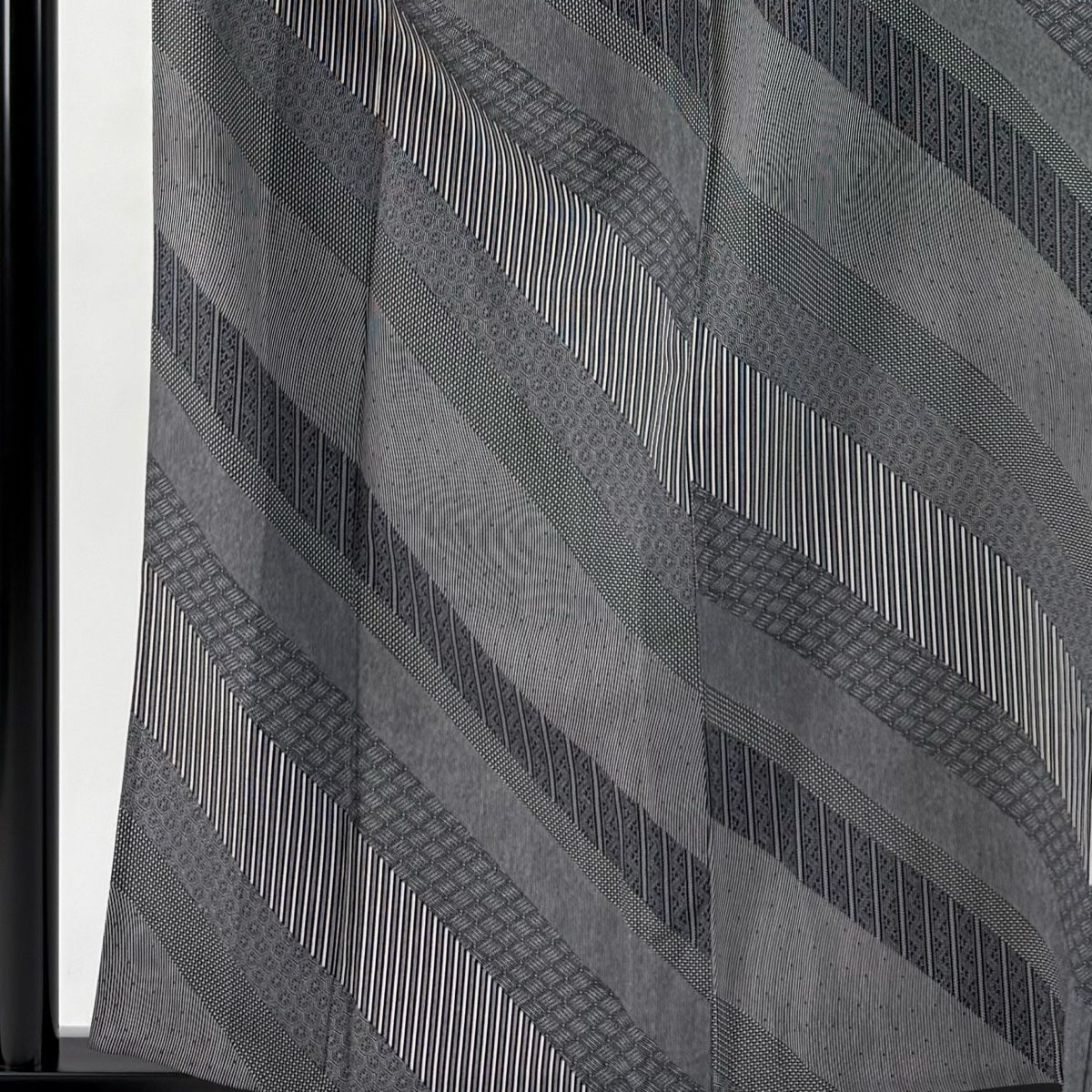 江戸小紋 身丈158.5cm 裄丈64.5cm M 単衣 斜縞模様 亀甲文 黒灰 正絹 秀品