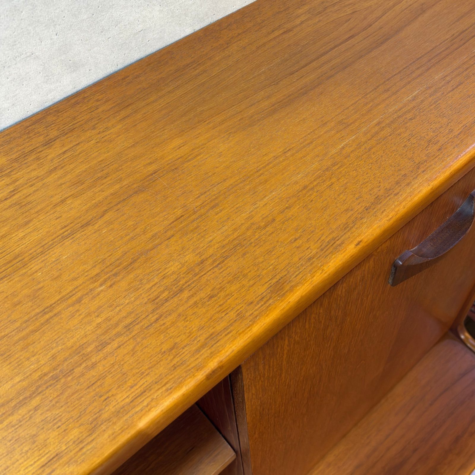 シェルフ付きサイドボード