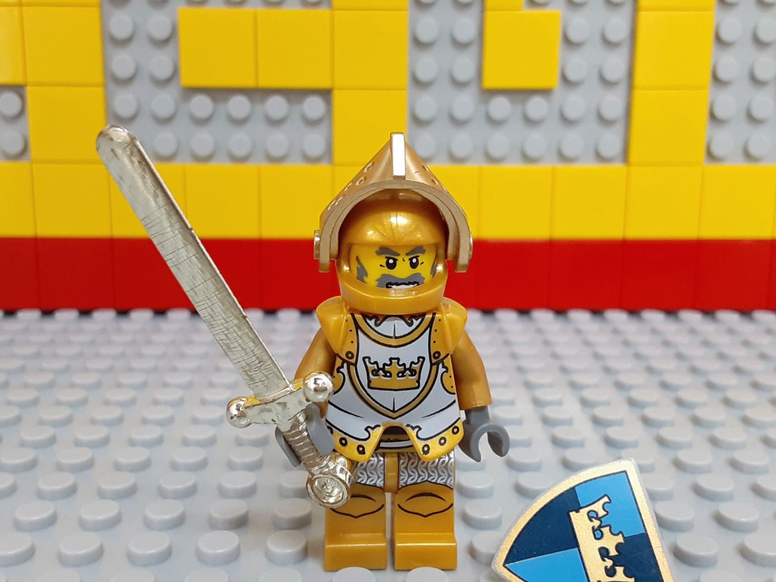 ☆黄金騎士☆ レゴ ミニフィグ 正規品 兵士 騎士 金色 ゴールド 7079