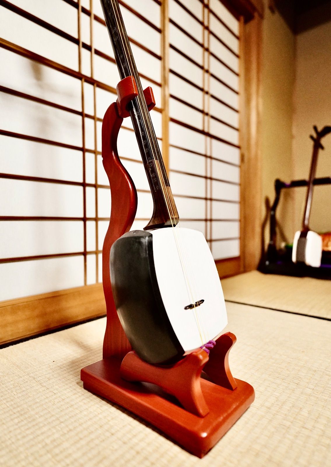 24時間以内に発送 手作り木工 木製三味線スタンド 赤漆 １本掛け