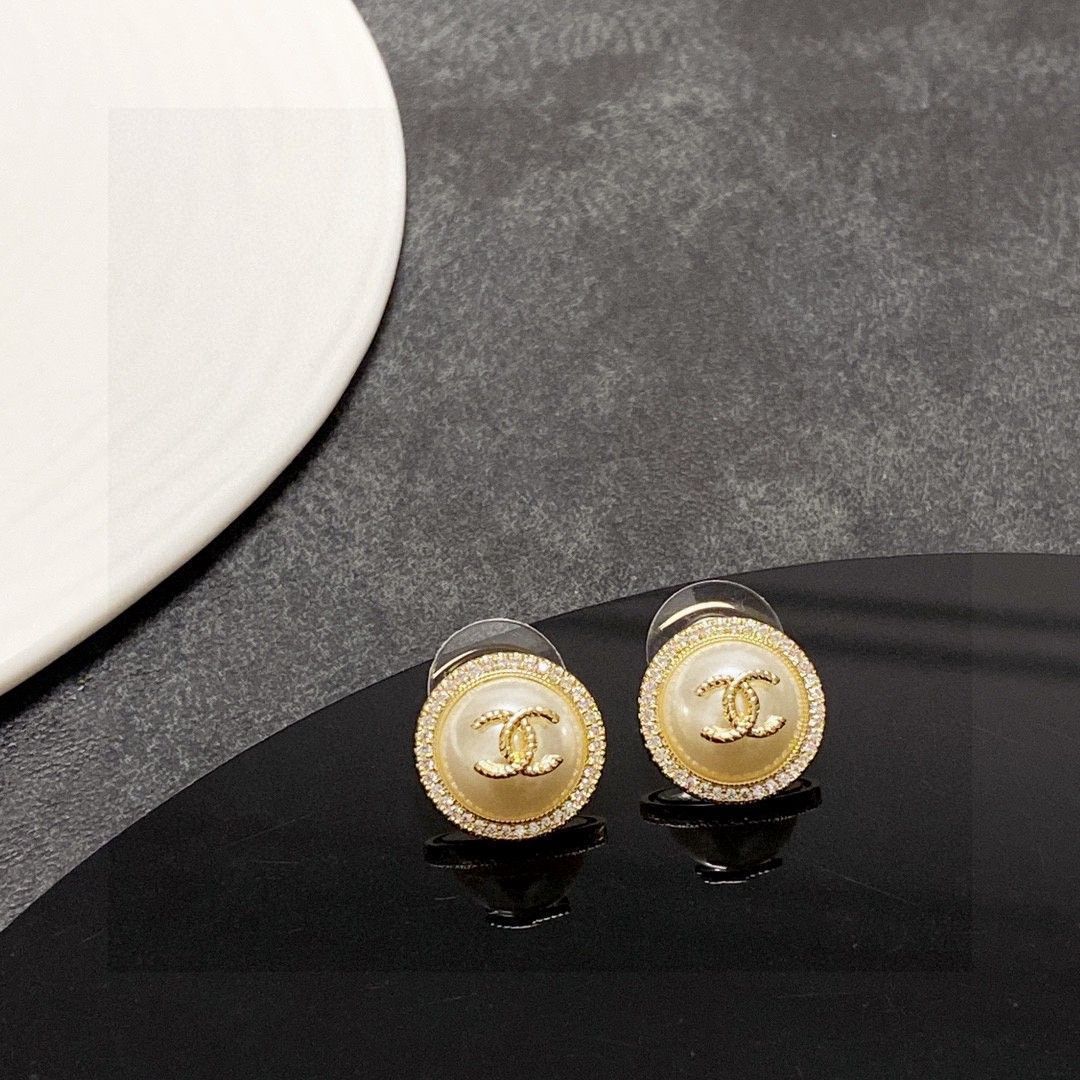 CHANELモノトーンピアス 今日特価】Chanel ダブル C モノトーン ピアス 送料無料！在庫