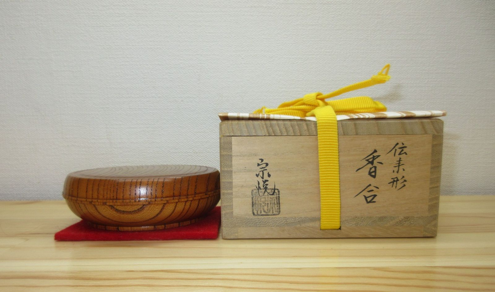 逢絢亭・新品】茶道具 香合 山中塗 欅材 松唐草蒔絵 木製 中村宗悦 共