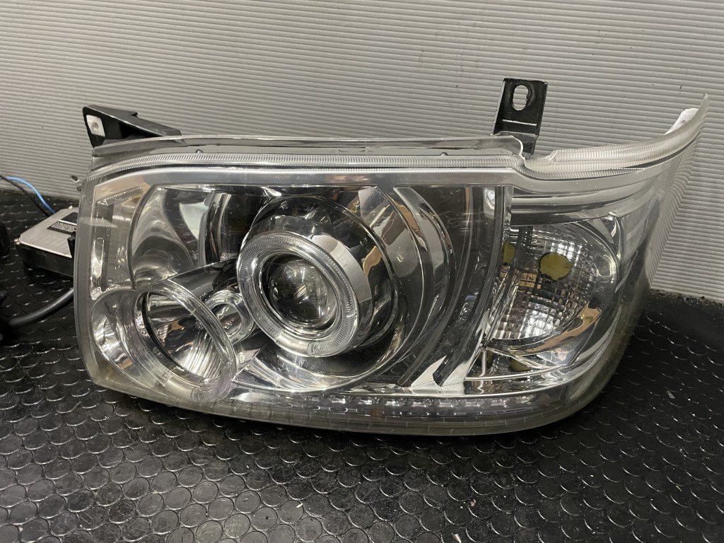 トヨタ 200系ハイエース用 ヘッドライト ヘッドランプ メーカー不明  