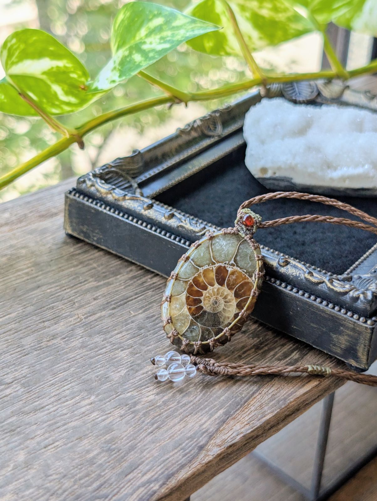 アンモナイト化石 マクラメネックレス ☆アンティークカラー☆アンモナイト・化石☆マクラメ編みネックレス