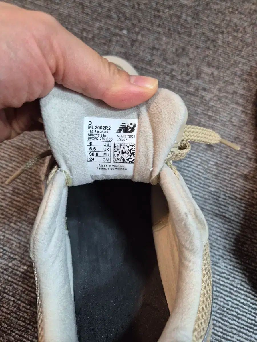 【値下げ！】 2026新品~New Balance(ニューバランス) 2002r ベージュ マジックテープ シニア