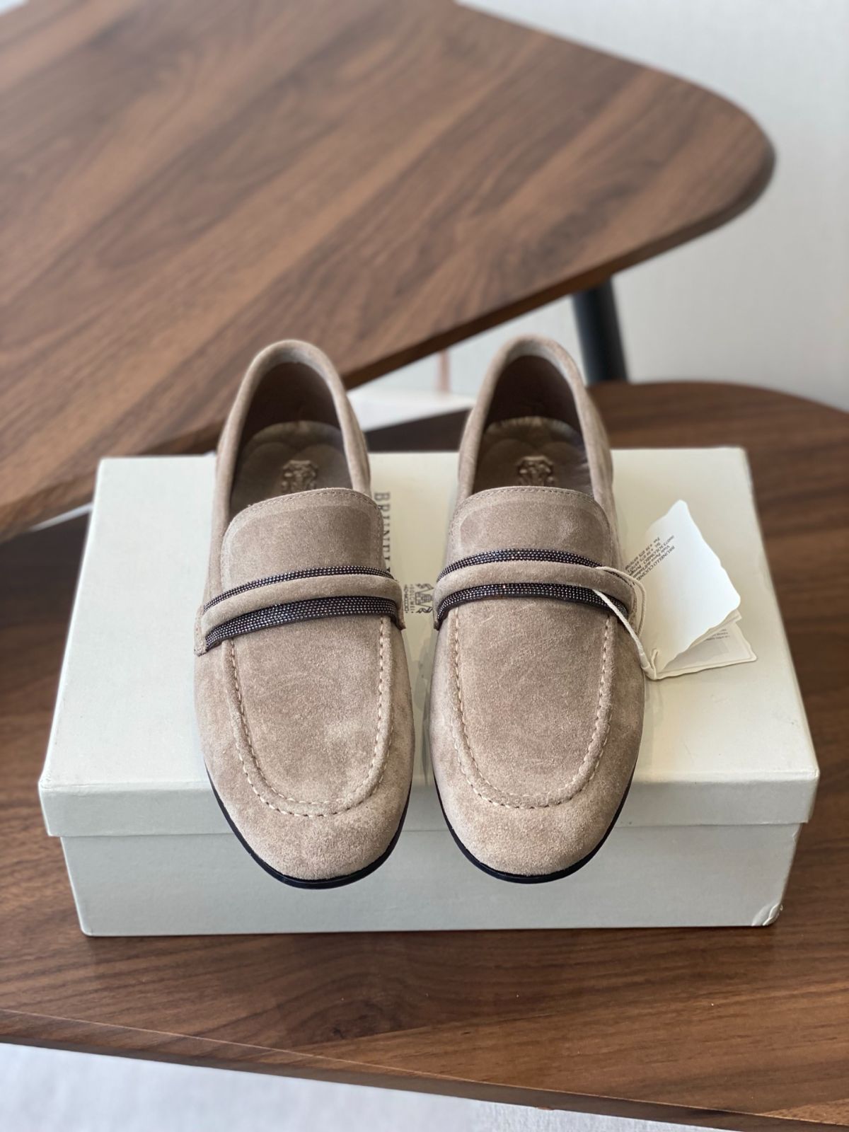 ブルネロクチネリ レディーススエード ローファー メタリックストラップ付き 本革ソール