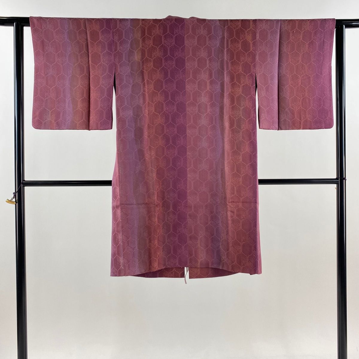 道中着 身丈104cm 裄丈61cm S 和装コート 亀甲 幾何学模様 ぼかし 赤紫 正絹 名品