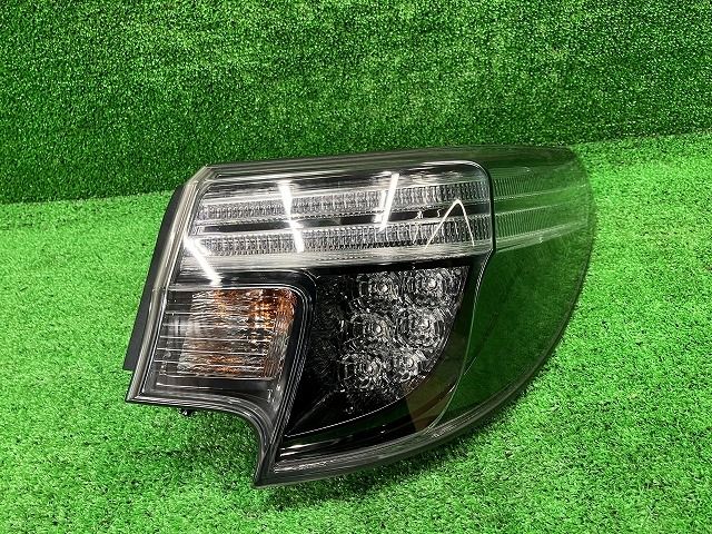 マークX GRX135 右テールランプ テールライト 250G FOUR 4WD コイト 22-360 81551-22A60 1F7