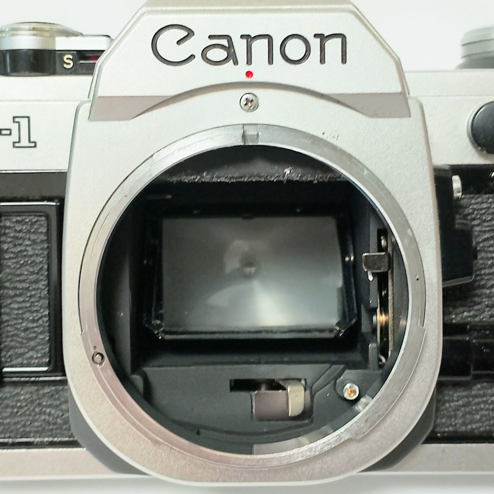 Canon　AE-1　フィルム一眼レフカメラ + レンズ 28mm F1:2.8 Canon AE-1 フィルム一眼レフカメラ + レンズ 28mm F1:2.8