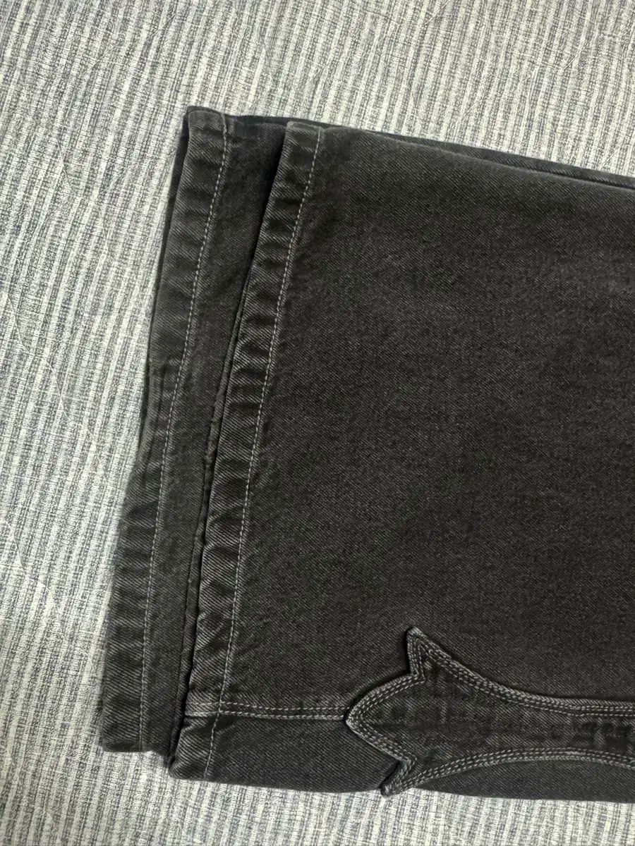 2 POLYTERU フルール パッチを当てた デニムパンツ ウォッシュド グレー